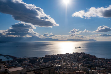 ナポリ湾に浮かぶ船と街並み