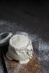 пшеничная закваска на старой разделочной доске