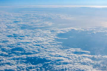 飛行機の窓から見える雲海