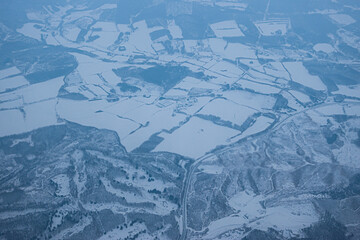 飛行機の窓から見える雪景色の千歳市