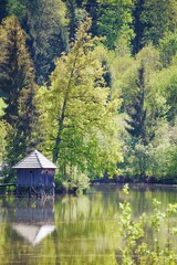 Eine H&uuml;tte am See