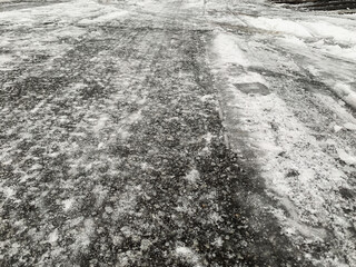 雪で凍結した道路