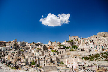 Obraz premium 世界遺産南イタリアマテーラの街並みと青空の雲