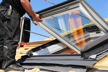 Einbau und Montage neuer Dachfenster im Zuge einer Dacheindeckung - obrazy, fototapety, plakaty