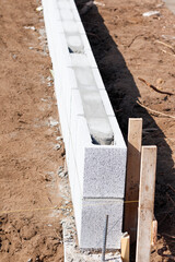 ブロックを積んで塀を作る