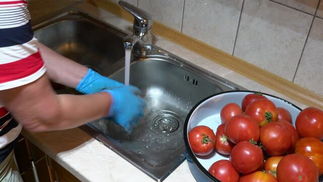 Washing tomatoes in running water - (4K)