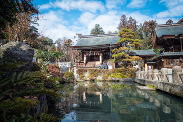 滋賀県近江八幡市にある沙沙貴神社の権殿と庭園の池に映り込む風景