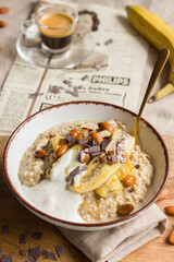 Porridge mit Banane und Kaffee