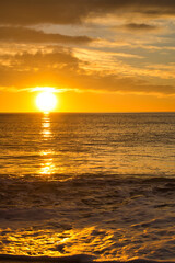 Obraz premium A beautiful sunrise from the shore of the beach