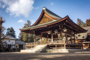 滋賀県近江八幡市にある沙沙貴神社の拝殿と境内風景