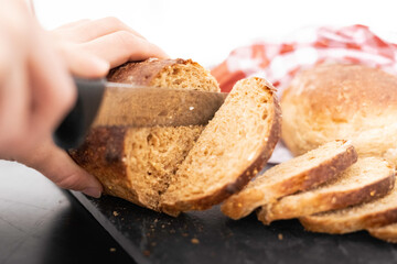 personne qui coupe du pain a la farine de petit epeautre