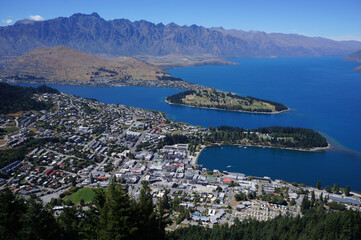 Obraz premium Beautiful view on lake Wakatipu, Remarkables and Queenstown, New Zealand South island