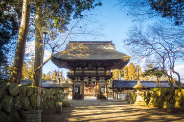 Fototapeta na wymiar 滋賀県近江八幡市にある沙沙貴神社の楼門と参道の風景