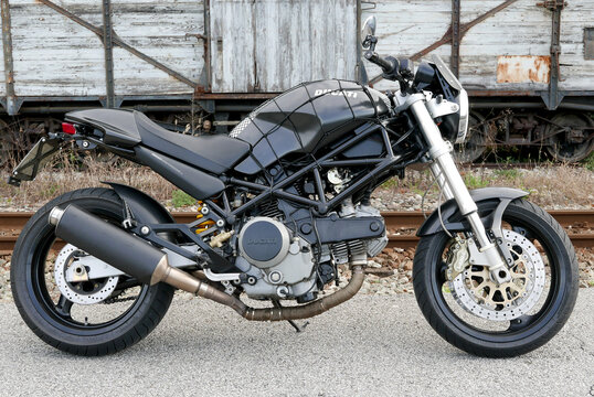 Ducati Monster Old in vecchia stazione ferroviaria abbandonata