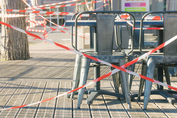 terrasse de restaurant fermée à cause de l'épidémie de covid-19