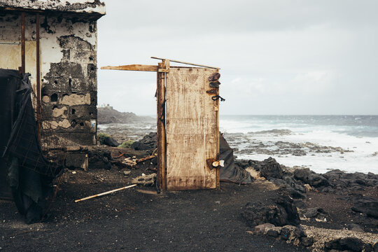 Puerta destrozada en el pueblo de Tenesar en Lanzarote