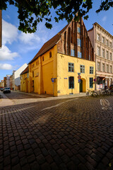 Das Burmeisterhaus in der Weltkulturerbe- und Hansestadt Stralsund vom Knieperteich, Mecklenburg-Vorpommern, Deutschland
