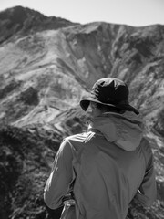 秋の九重連山三俣山山頂からの展望を望む