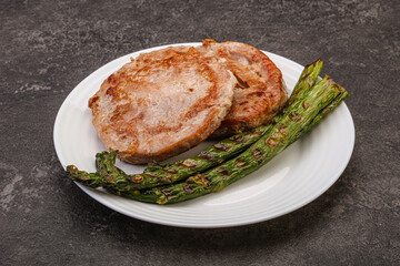 Grilled tuna steak with asparagus