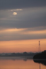朝の雲間から見える怪しく見える太陽