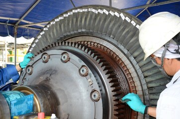 Supervisor conducting gas turbine overhaul and cleaning for inspection of gas turbine blades.