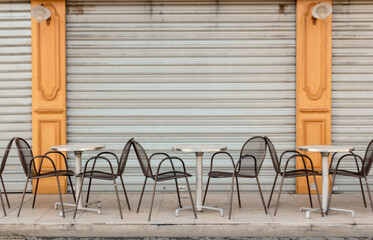 terrasse de restaurant fermée à cause de l'épidémie de covid-19