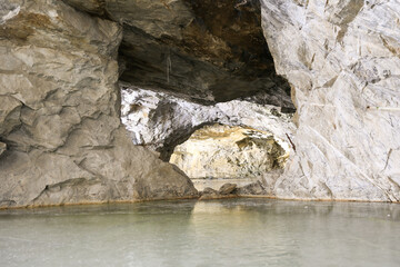 Naklejka premium underground stone caves with frozen lake in winter 