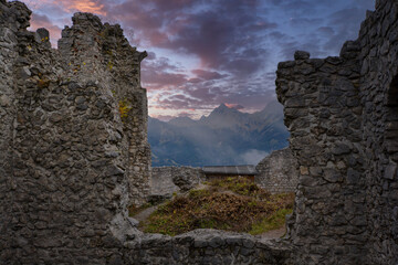 Obraz premium Reutte, Tyrol, Austria - Dezember 28, 2018: Ehrenberg Castle Ruins. Founded in 1296, this was the most famous place of knights and kings
