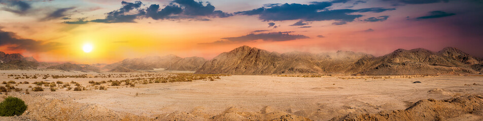 Fototapeta na wymiar Desert and mountains at sunrise