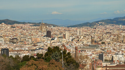 Vista general de Barcelona desde Montjuic Ciudad muchedumbre aglomeración vivienda monumentos montaña cielo