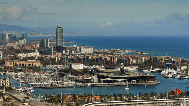 Vista general de Barcelona desde Montjuic Ciudad muchedumbre aglomeraci&oacute;n vivienda monumentos monta&ntilde;a cielo mar mediterraneo 