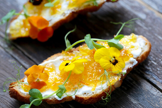 croissant com cream cheese, geleia de laranja amarga, flores decorativas comest&iacute;veis. 