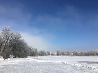 Winterliche Landschaften mit gefrorenen See 