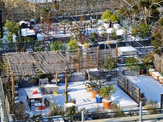 Vue aérienne sur les toits enneigés d'une ville