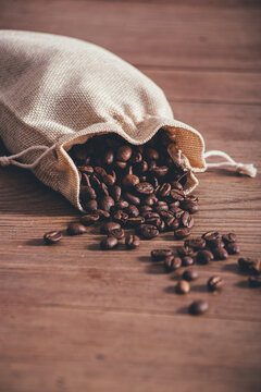 caf&eacute; sobre mesa de madera