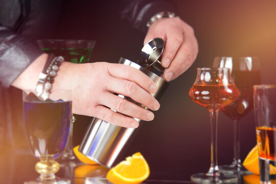 Barkeeper mixt ein Getr&auml;nk in einer Cocktail Bar