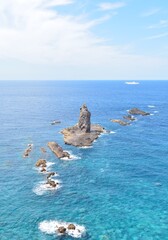 海に浮かぶ岩