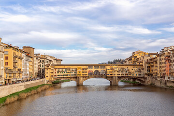 Obraz premium Famous bridge Ponte Vecchio over Arno river in Florence, Italy
