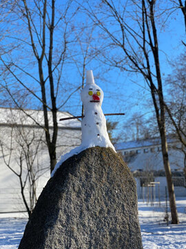 Schneemann auf Stein