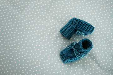 Blaue Babyschuhe aus Wolle