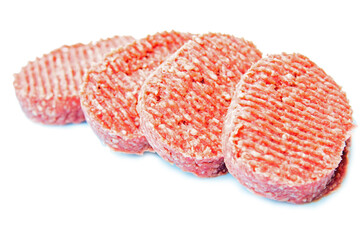 Steaks hachés sur fond blanc.