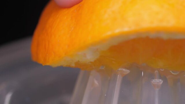 squeezing orange using squeezer 4k