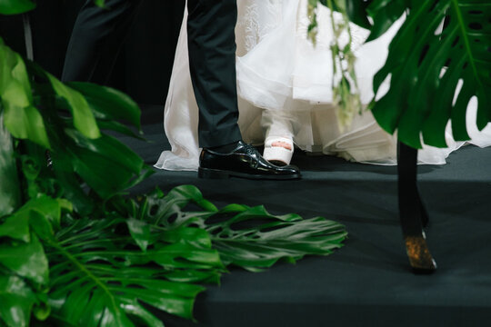 The bride stepped on the groom's feet.