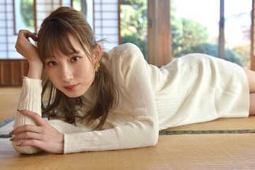 古民家の和室でポーズをとる若く美しい女性 Wall Mural Shoji