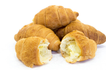 Тарелка с вкусными круассанами на светлом фоне, крупным планом.