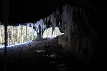 Schnee und Eiskristalle in einer höhle im Winter in der Natur 