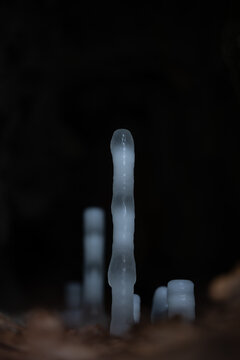 Eiskristalle und Eiszapfen im Winter in einer höhle in der Natur