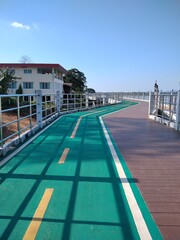 Obraz premium Walkway river bridge outdoor sky