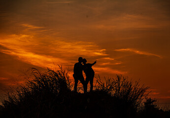 Obraz na płótnie Canvas silhouette of a couple against the background of the evening sky
