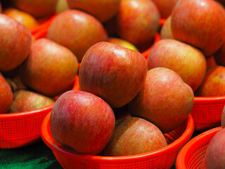 신선한 빨간 사과를 파는 한국 전통시장 